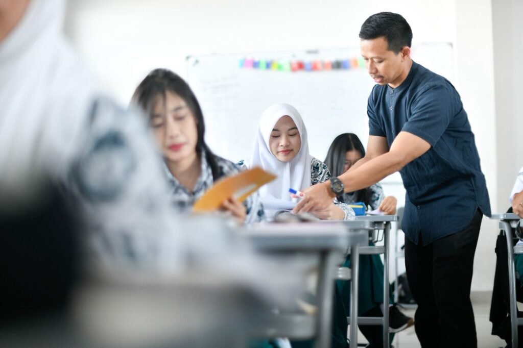 Guru-SMK-mengajar-siswi-siswi-Kemendikdasmen