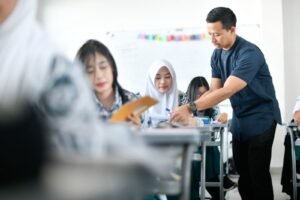 Guru-SMK-mengajar-siswi-siswi-Kemendikdasmen