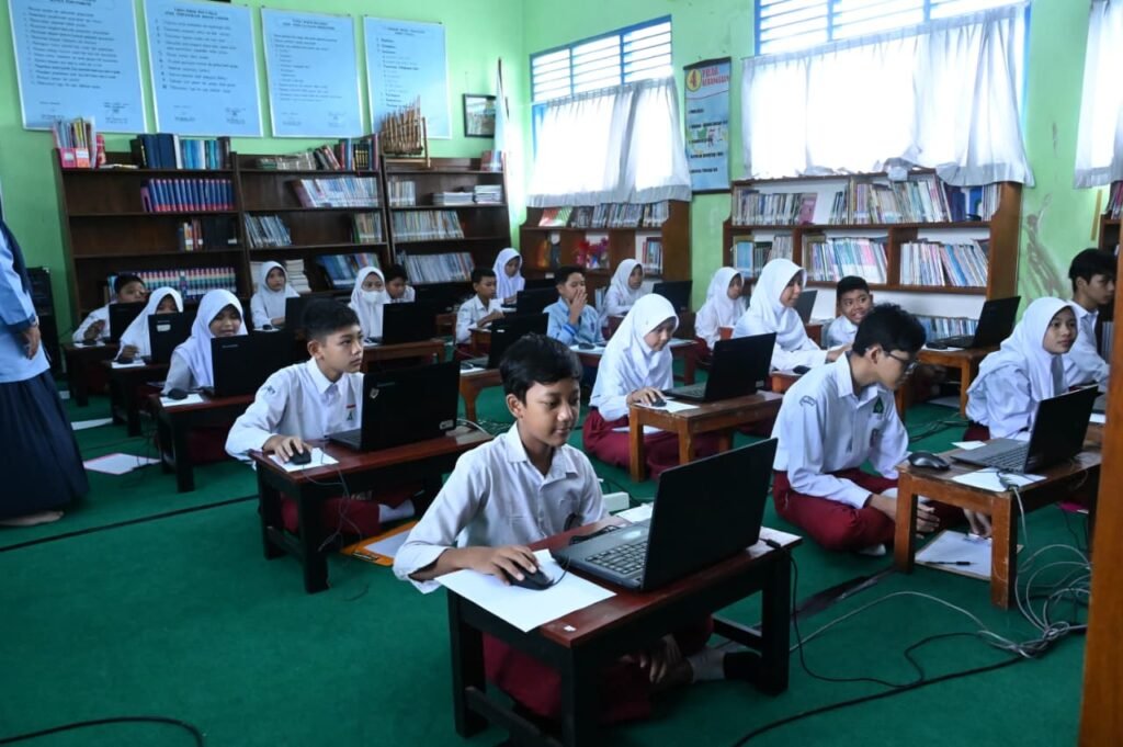 TKA-SD-Bantul-bersila-di-depan-laptop
