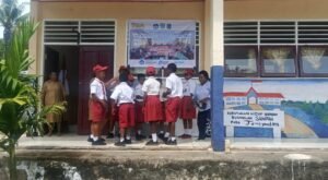anak-sd-papua-depan-kelas
