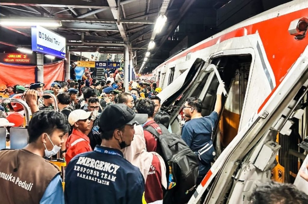 kecelakaan-kereta-api-di-stasiun-bekasi-timur1