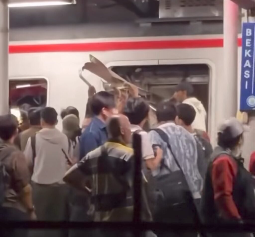krl-ditabrak-bekasi-timur