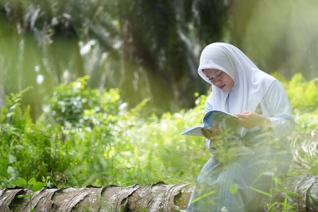 seorang-siswi-sma-baca-buku-di-alam