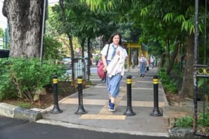 siswi-sma-jalan-kaki-ke-sekolah