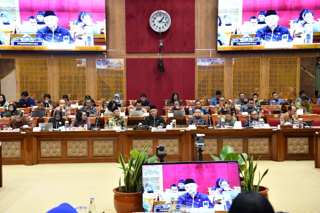 kemendikdasmen-rapat-kerja-di-dpr
