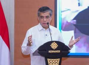 menaker-putih-podium-kemnaker