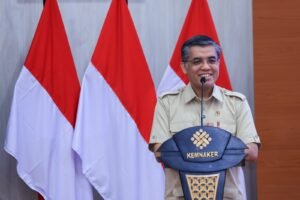 menaker-senyum-di-podium
