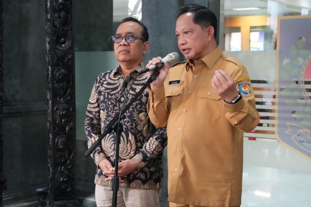 mendagri-berdiri-baju-coklat