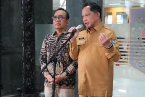 mendagri-berdiri-baju-coklat