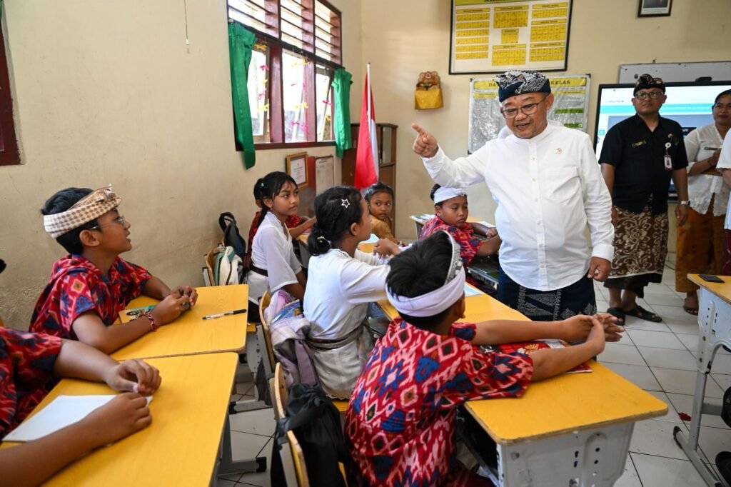 mendikdasmen-di-kelas-sd-bali