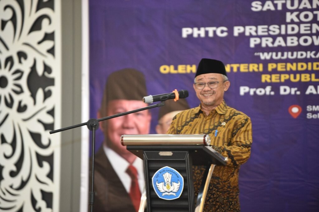 muti-batik-senyum-di-podium