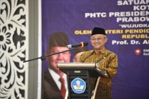 muti-batik-senyum-di-podium