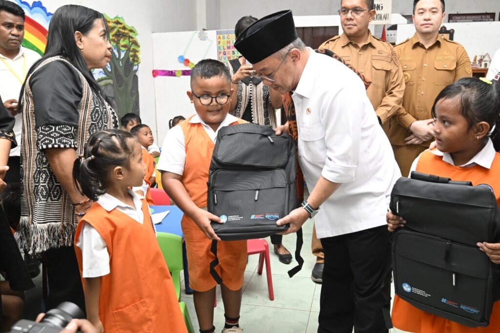 muti-kasih-tas-ke-murid-tk