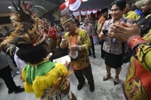 muti-ngobrol-murid-papua