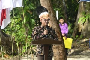 muti-pakai-topi-papua-di-podium