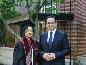 putri-anies-baswedan-wisuda