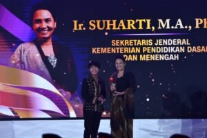 sekjen-suharti-raih-penghargaan
