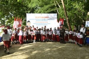 silaturahmi-muti-di-papua-sama-anak-anak-sd