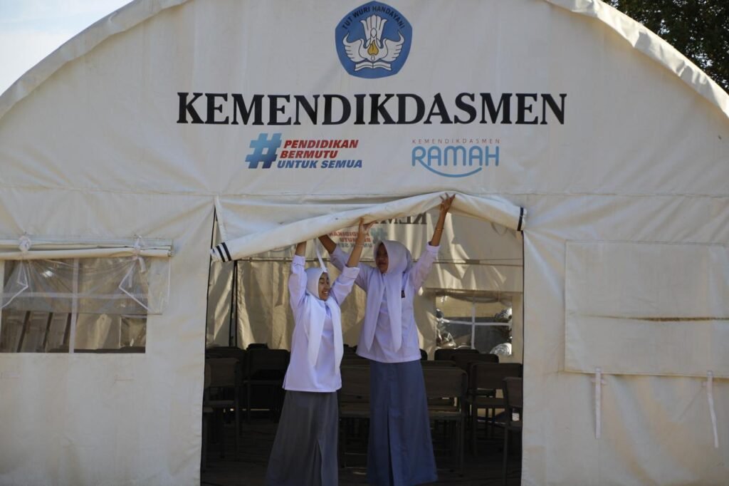 siswa-sma-di-sekolah-tenda-kemendikdasmen