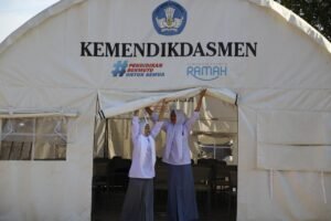 siswa-sma-di-sekolah-tenda-kemendikdasmen
