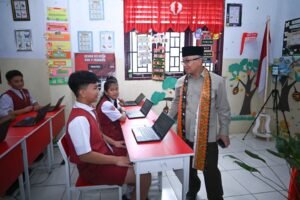 wamen-atip-dengan-murid-sd-di-manado