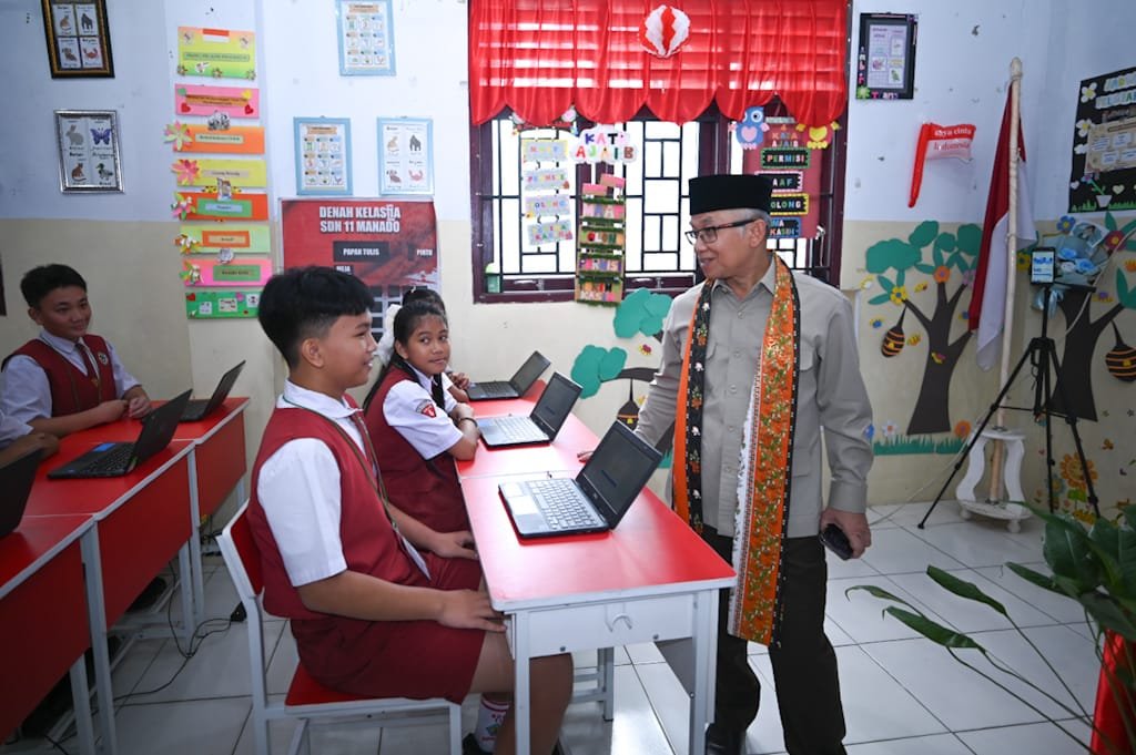 wamen-atip-dengan-murid-sd-di-manado