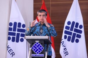 yassierli-kemnaker-podium-latar-bendera