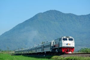 Kereta-Api-latar-pegunungan