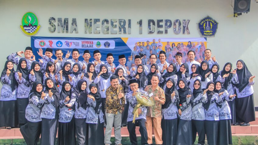 SMAN-1-Depok-para-guru