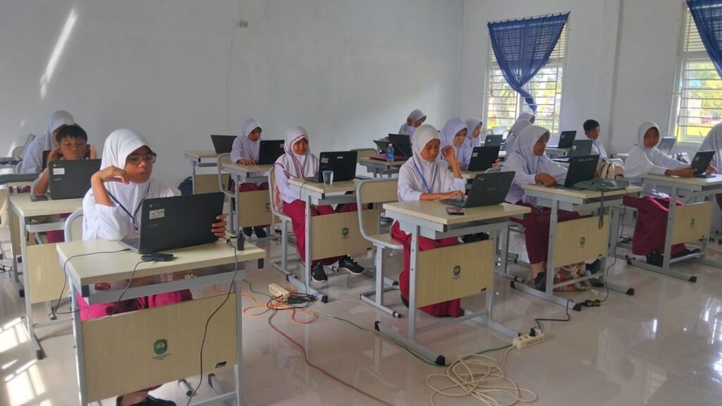 anak-sd-banyak-di-kelas-pakai-laptop