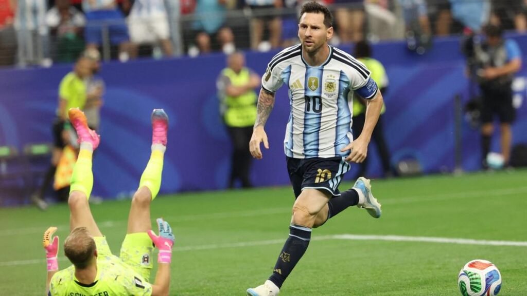 argentina-messi-lewati-kiper