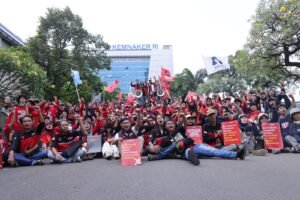 buruh-demo-depan-kemnaker