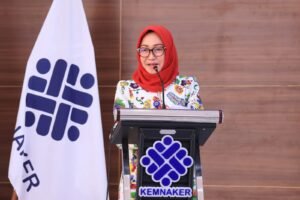 estiarty-kemnaker-podium-jilbab-merah