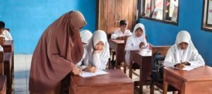 guru-berhijab-mengajar-siswi-sd-berhijabs