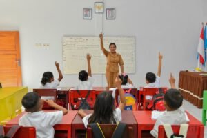 guru-sd-mengajar-di-kelas-siswa-tunjuk-tangan