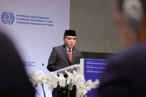 menaker-ilo-podium