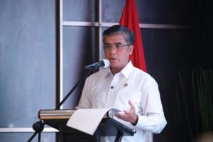 menaker-podium-ada-kertas
