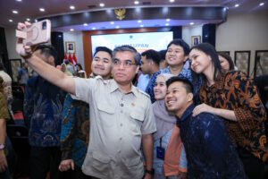 menaker-yas-selfi-mahasiswa