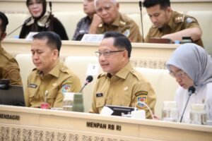 mendagri-di-dpr-senyum