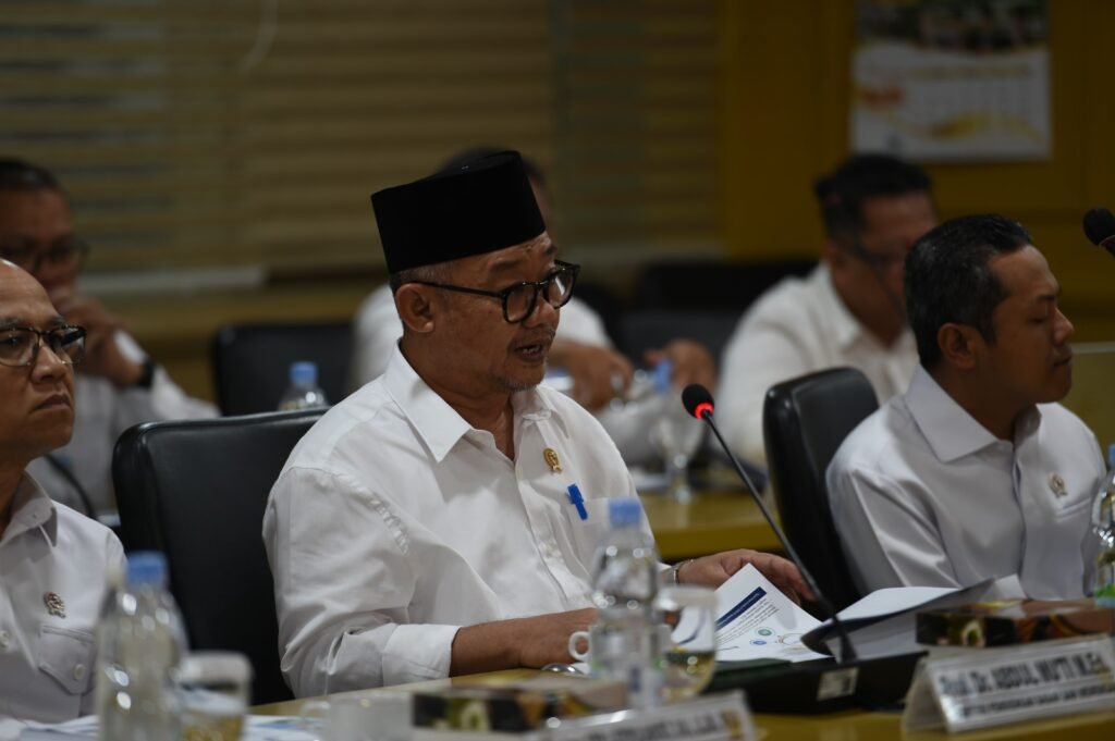 mendikdasmen-duduk-kemeja-putih-rapat