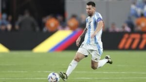 messi-argentina-giring-bola-1