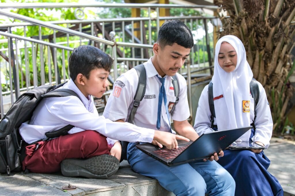 siswa-sma-sd-smp-laptop