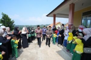 wamen-atip-jalan-di-sekolah-garut