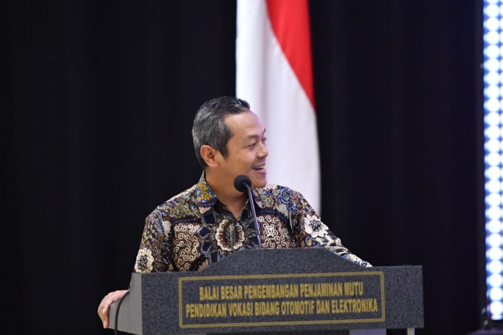 wamen-fajar-latar-hitam