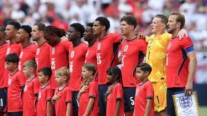 Inggris-timnas-berdiri-1