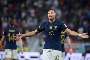 Prancis-mbappe-rentangkan-tangan-1