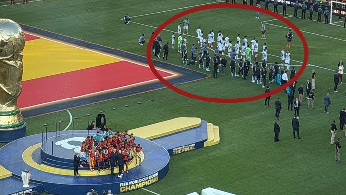 argentina-membelakangi-spanyol-angkat-trofi-1784590863775_169
