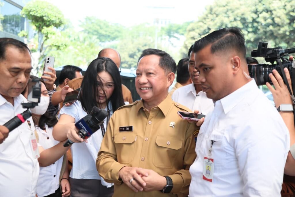 baju-korpri-kemendagri-tito-doorstop
