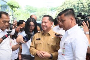 baju-korpri-kemendagri-tito-doorstop