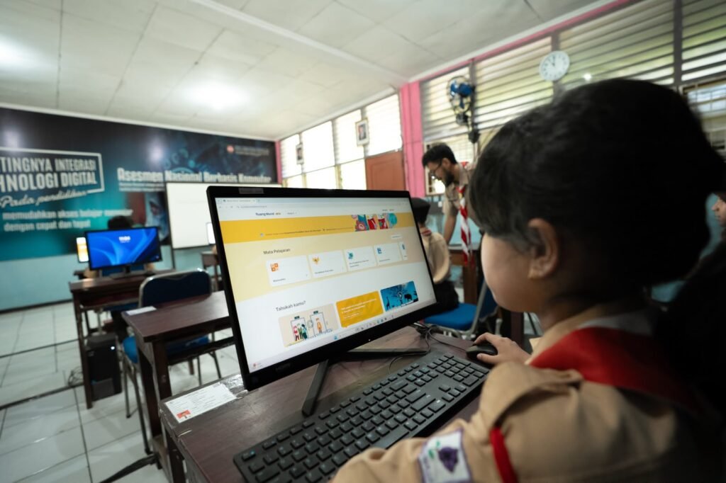 digitalisasi-pendidikan-siswi-sd-pakai-pc